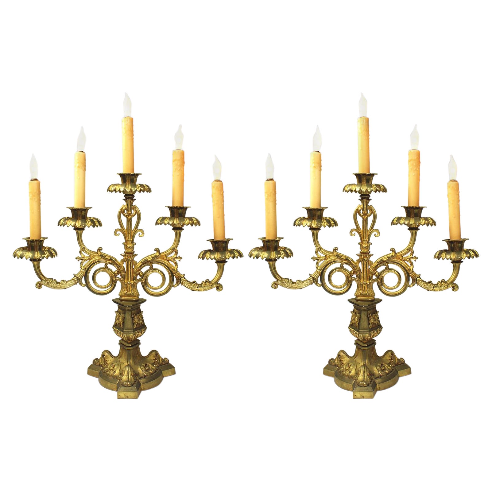 Paire Candélabre français du 19ème siècle de style gothique-néoclassique à 5 lumières en bronze doré