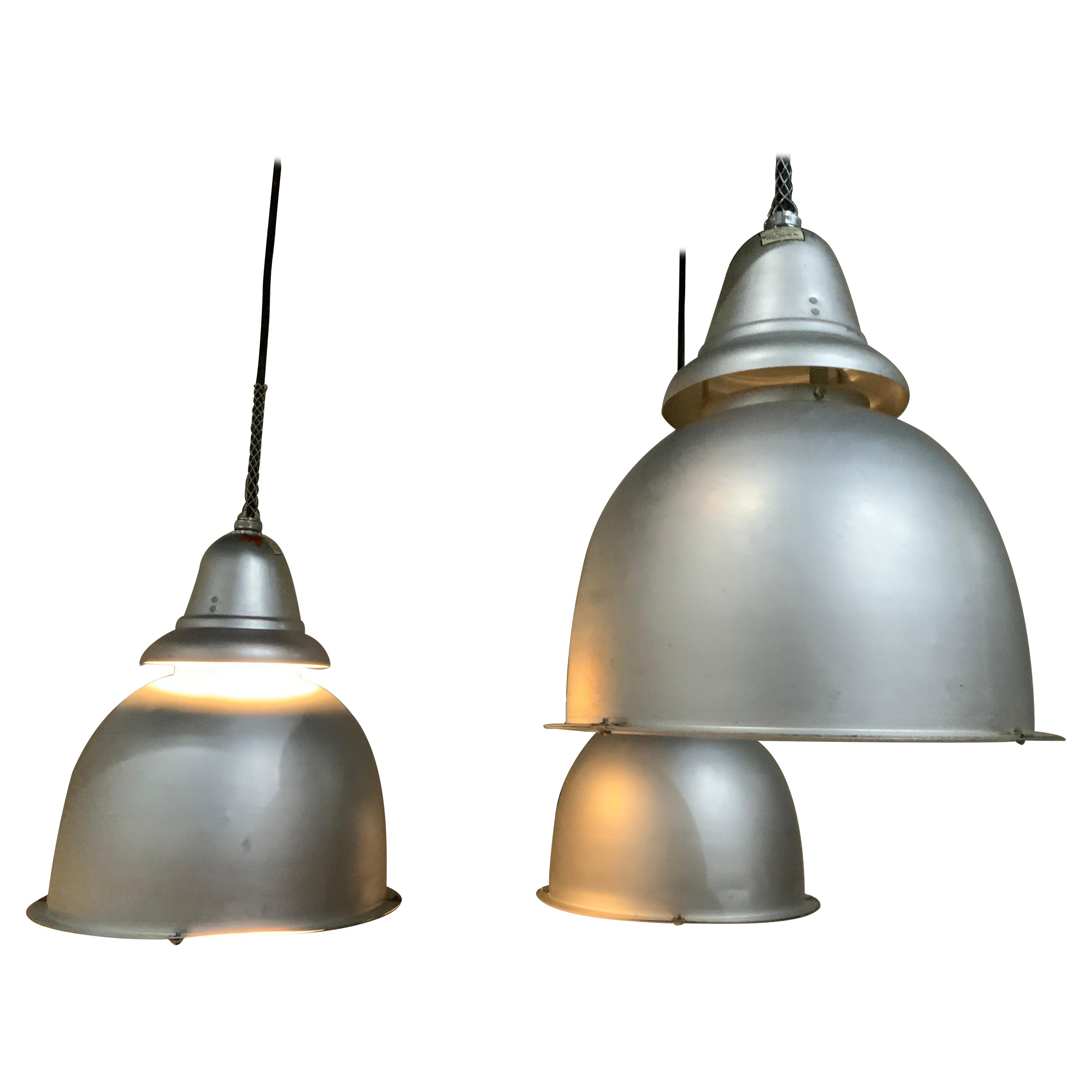 Lampe à suspension industrielle en aluminium filé de 1950 par Benjamin en vente
