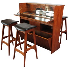 Meuble bar moderne danois en teck et quatre tabourets en cuir par Johannes Andersen