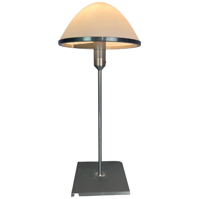 Lampe de bureau italienne avec cadre en métal d'un autre design italien En  vente sur 1stDibs