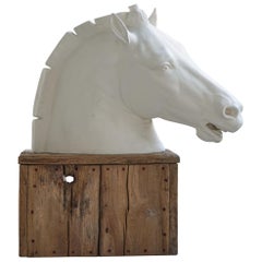 Cabeza de caballo de tamaño natural en escayola sobre pedestal