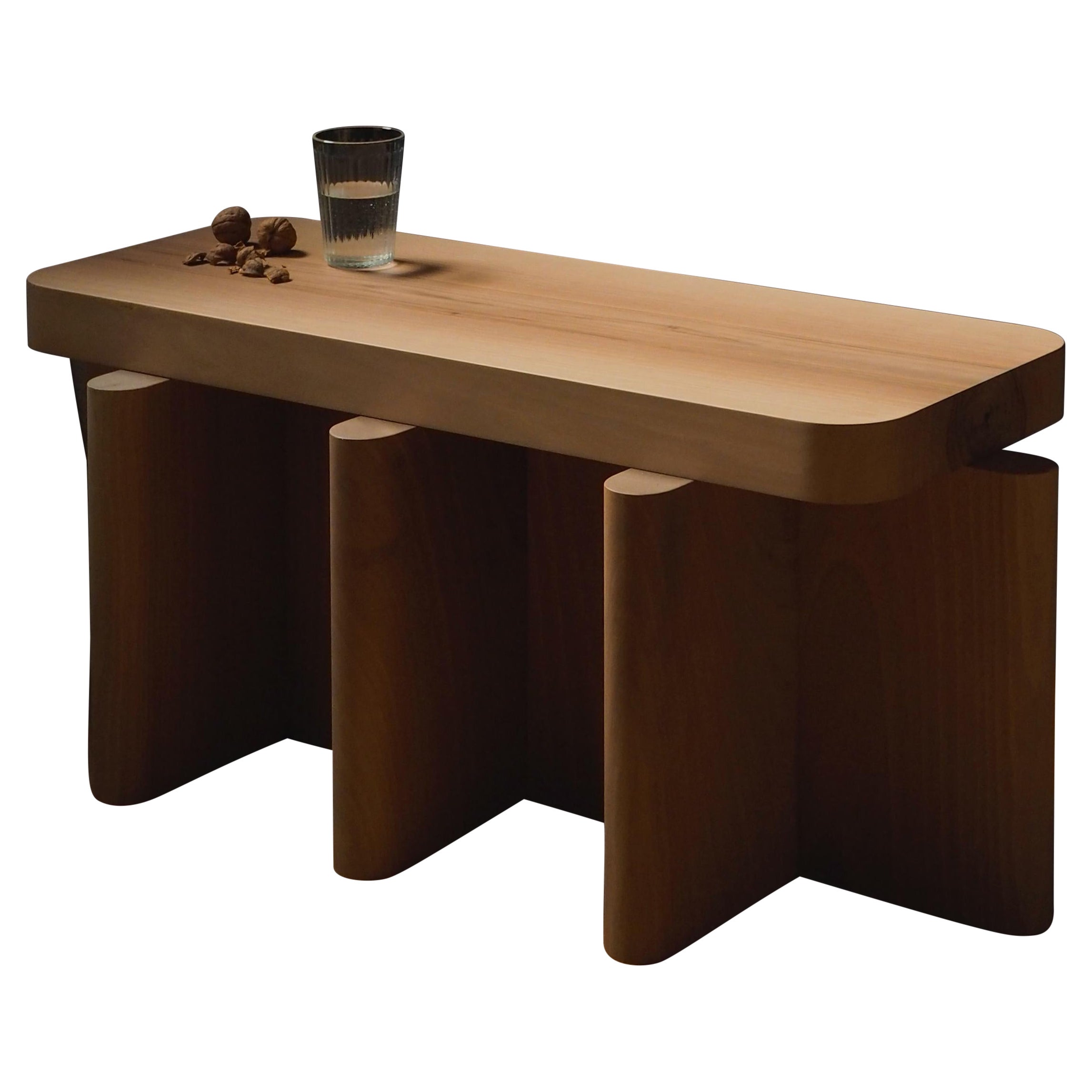 Spina est une collection de tables et de sièges laqués.

Les surfaces laquées et le rythme constant des plans créent un jeu visuel de lumière, d'ombre et de réflexion, ajoutant profondeur et richesse à cette collection déjà visuellement graphique.