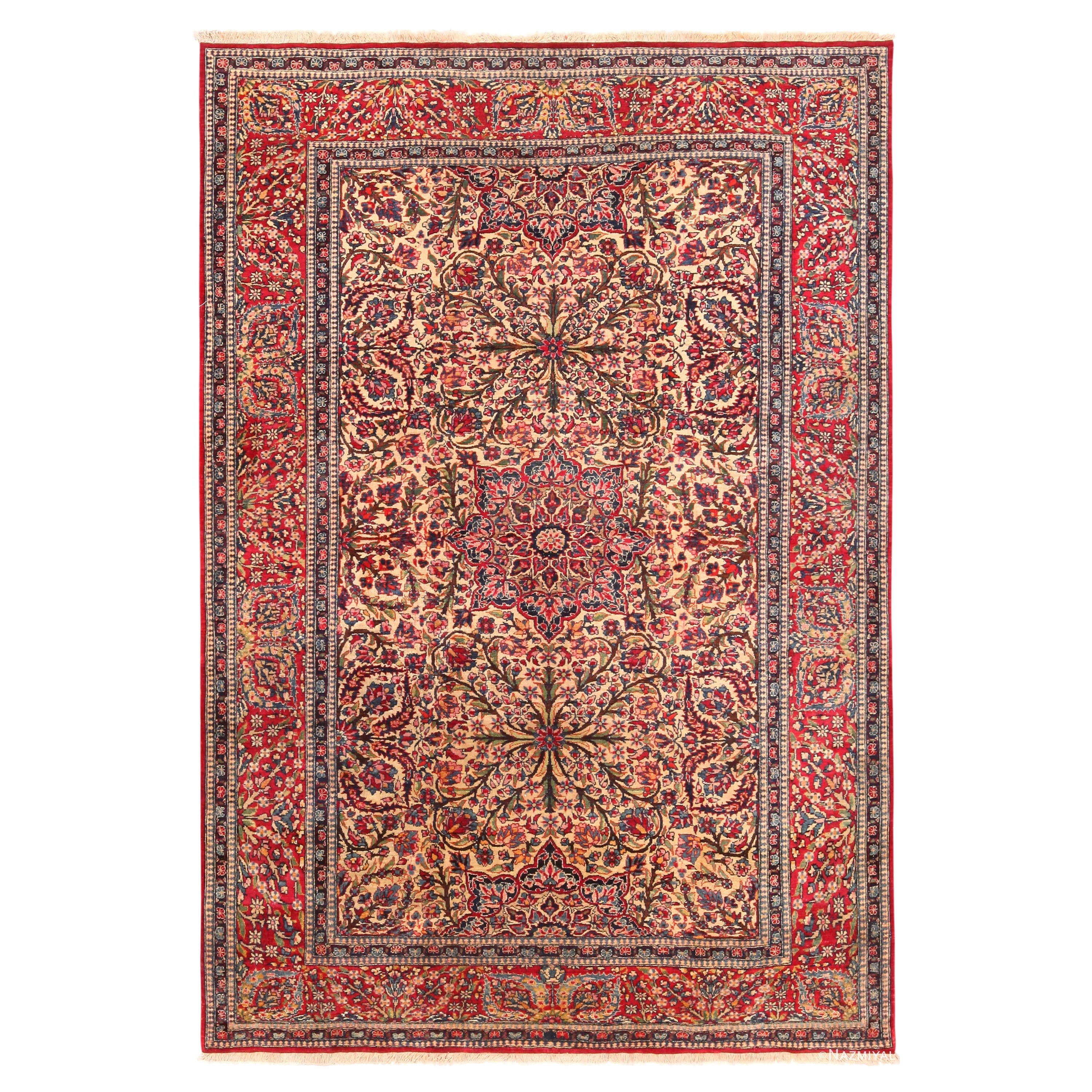Antique Persian Isfahan Rug. Size 4 ft 6 in x 6 ft 8 in For Sale