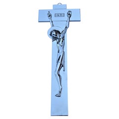 Crucifix Art Déco du milieu du siècle dernier représentant Jésus en croix en bronze nickelé