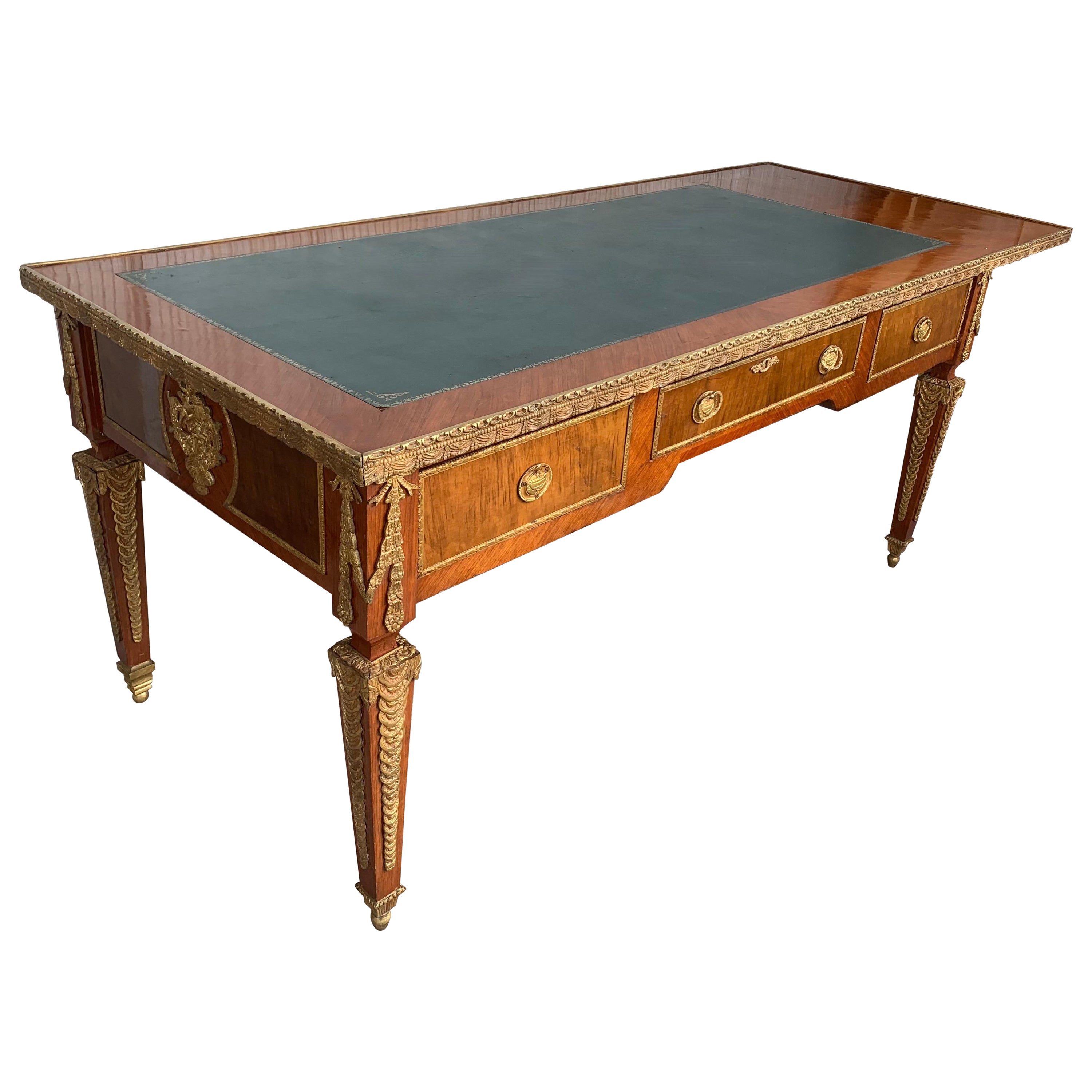 Französischer Schreibtisch im Louis-XVI.-Stil, Bureauplatt, Bronze vergoldete Beschläge und Lederplatte