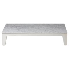 Table Gervasoni Inout avec plateau en marbre de Carrare blanc et cadre en aluminium blanc mat