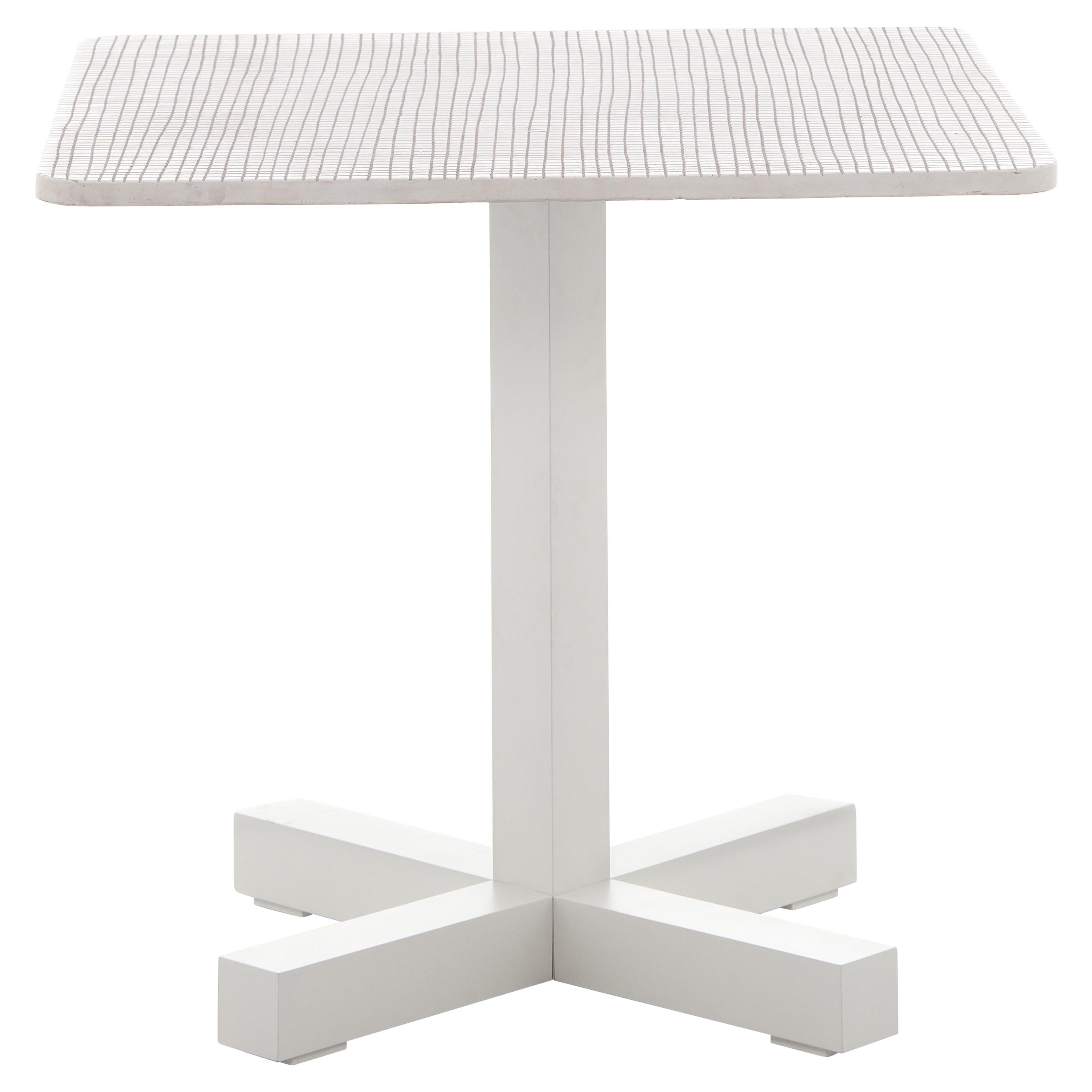 Petite table à rallonge Gervasoni avec plateau en béton texturé mosaïque et acier blanc mat