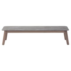 Tavolino Gervasoni Inout 867 con piano in gres porcellanato grigio e teak lavato