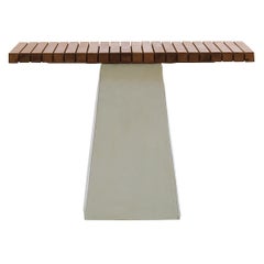 Gervasoni - Grande table Inout 35 avec plateau en ardoise de teck naturel et base en céramique blanche