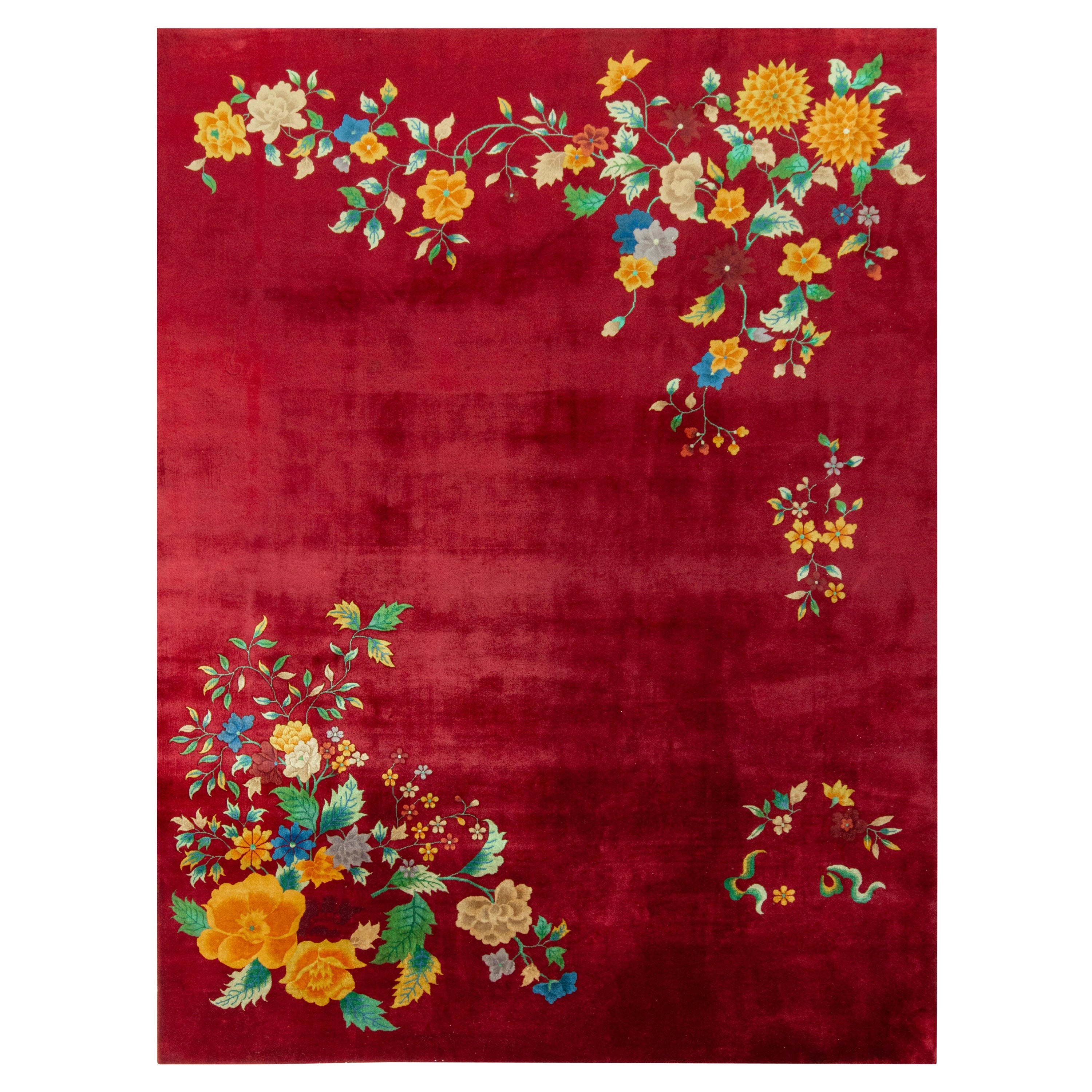 Chinesischer Art-Déco-Teppich im Vintage-Stil mit rotem und goldenem Blumenmuster von Teppich & Kelim im Angebot