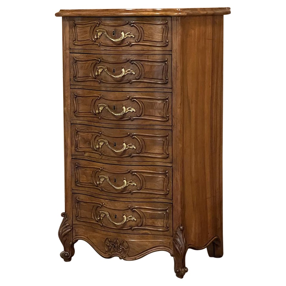 Antique French Louis XV Chiffoniere Serpentina de Nogal Rubio en venta