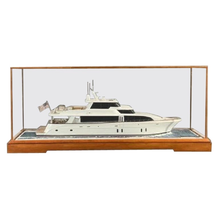 Small Glass Case "Modern Motor Yacht"