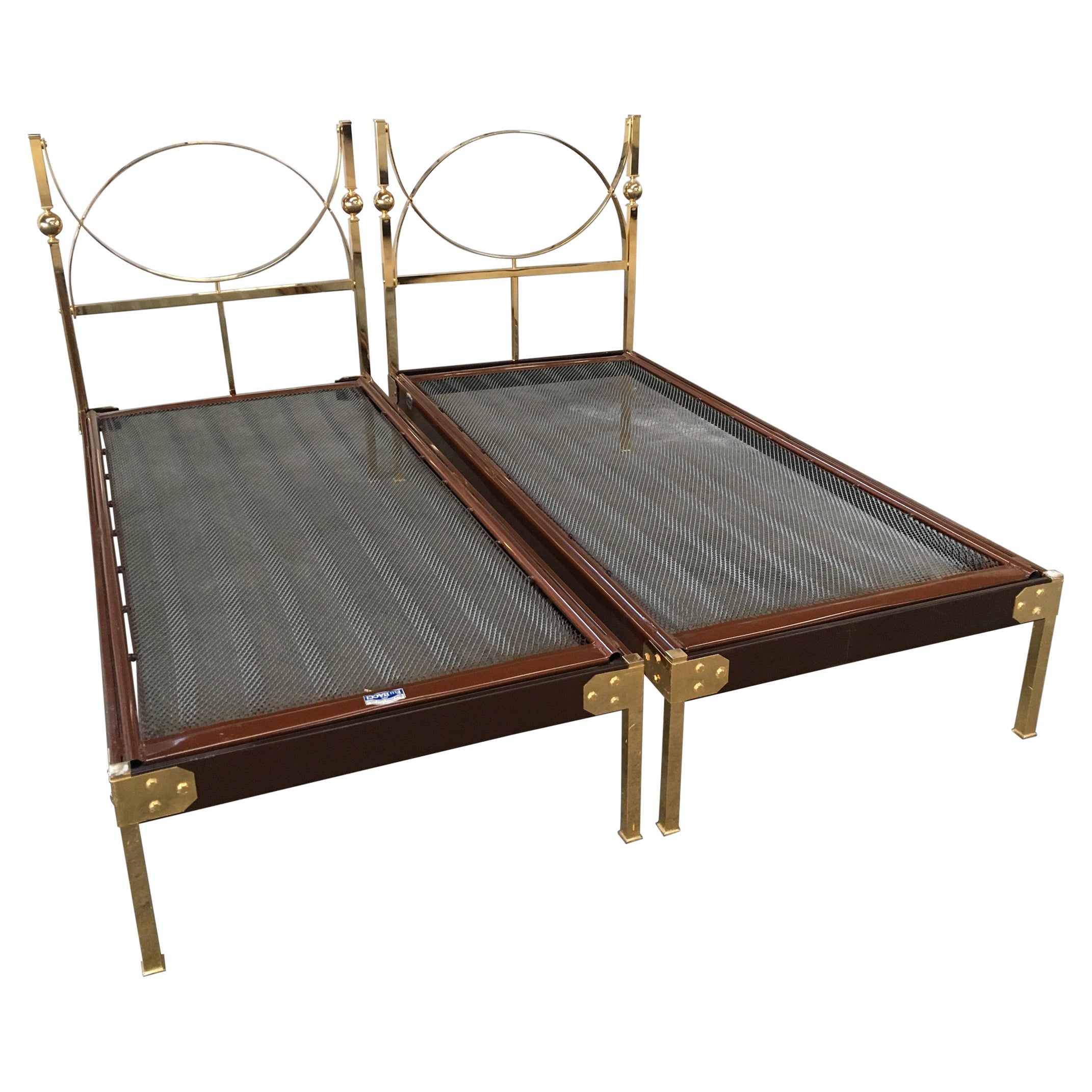Paire de lits simples italiens modernes du milieu du siècle avec tête de lit dorée, années 1960