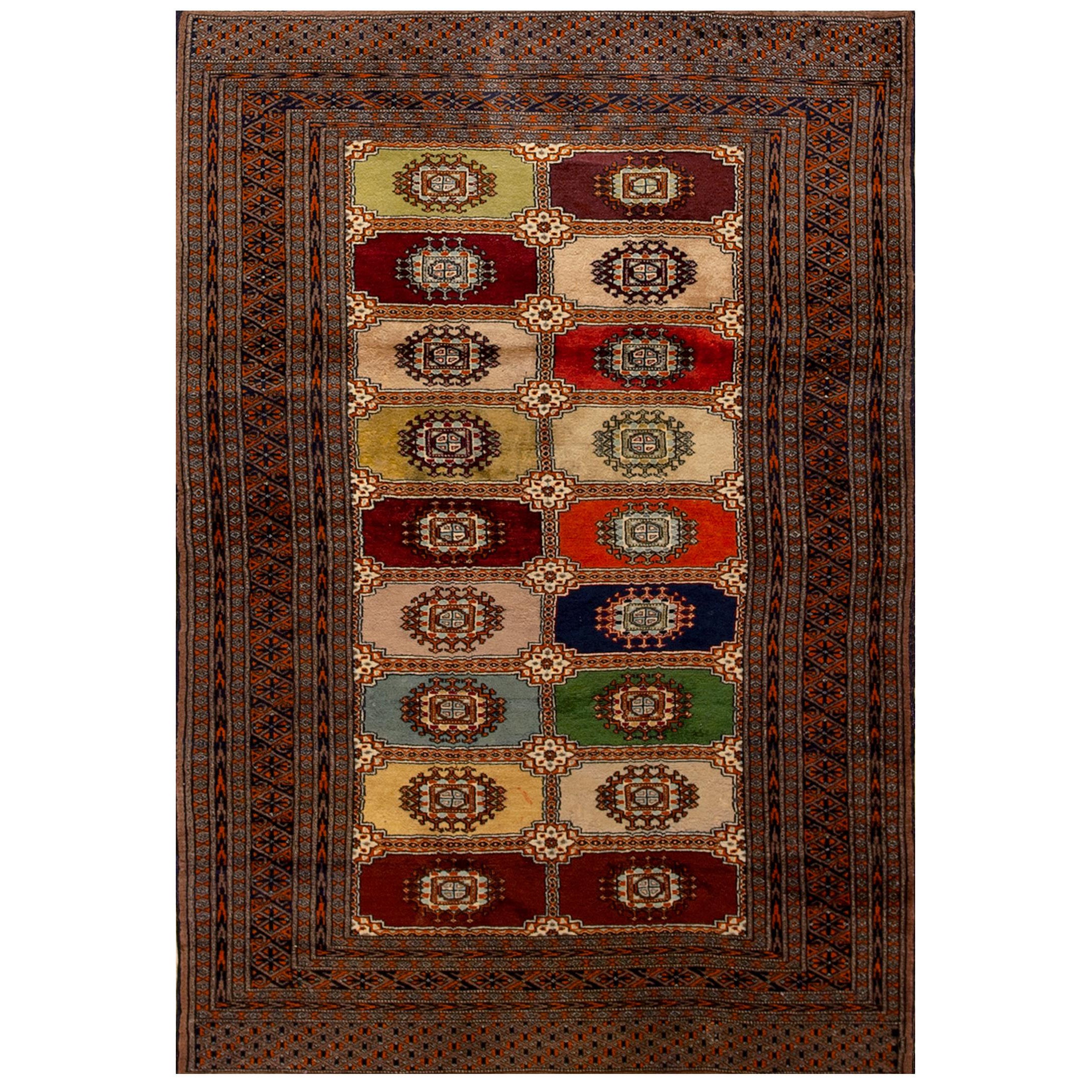 1980s Bukhara Carpet ( 4' x 5'8'' - 122 x 173 ) For Sale