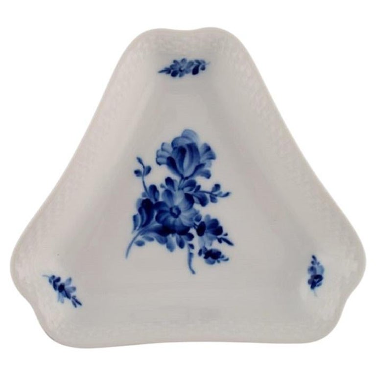 Royal Copenhagen Blaue geflochtene dreieckige Schale mit Blumen, Modellnummer 10/8278