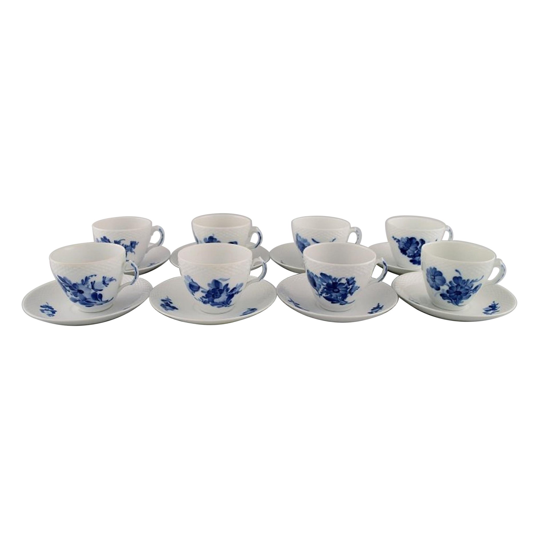 Huit tasses à café Royal Copenhagen tressées à fleurs bleues avec soucoupes, milieu du 20e siècle