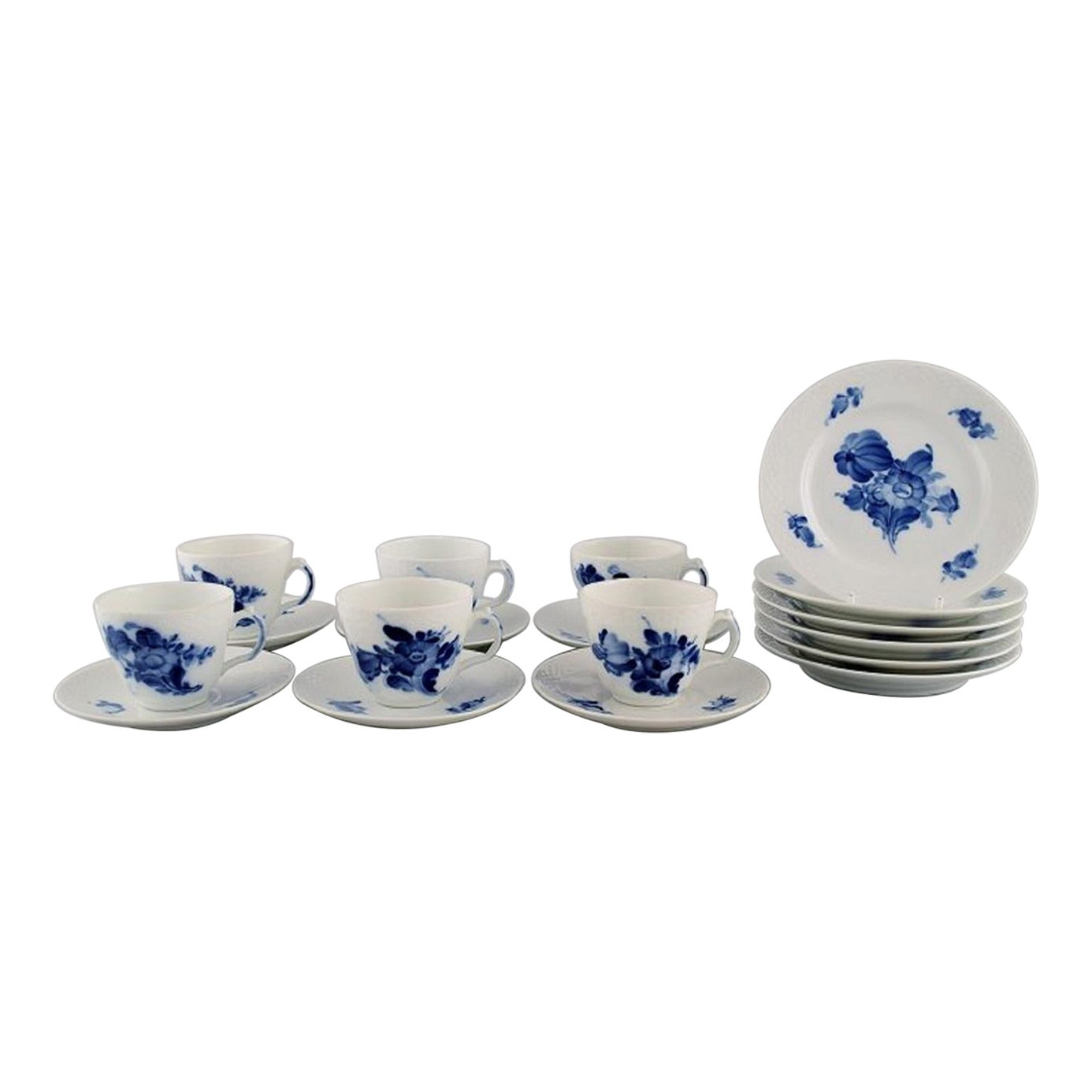 Servicio de espresso trenzado de flores azules de Royal Copenhagen para seis personas, Mediados del S. XX en venta