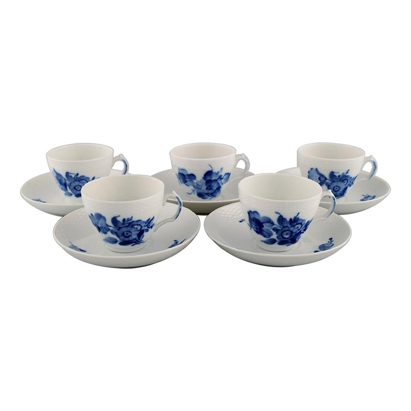 Cinq tasses à café Royal Copenhagen tressées à fleurs bleues avec soucoupes, milieu du 20e siècle