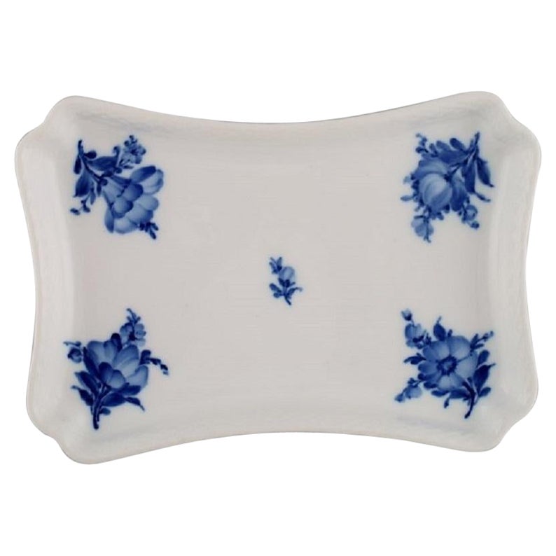 Bandeja trenzada de flores azules Royal Copenhagen, Model No. 10/8181, Fechada en 1945