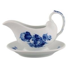 Saucière Royal Copenhagen tressée à fleurs bleues sur support fixe