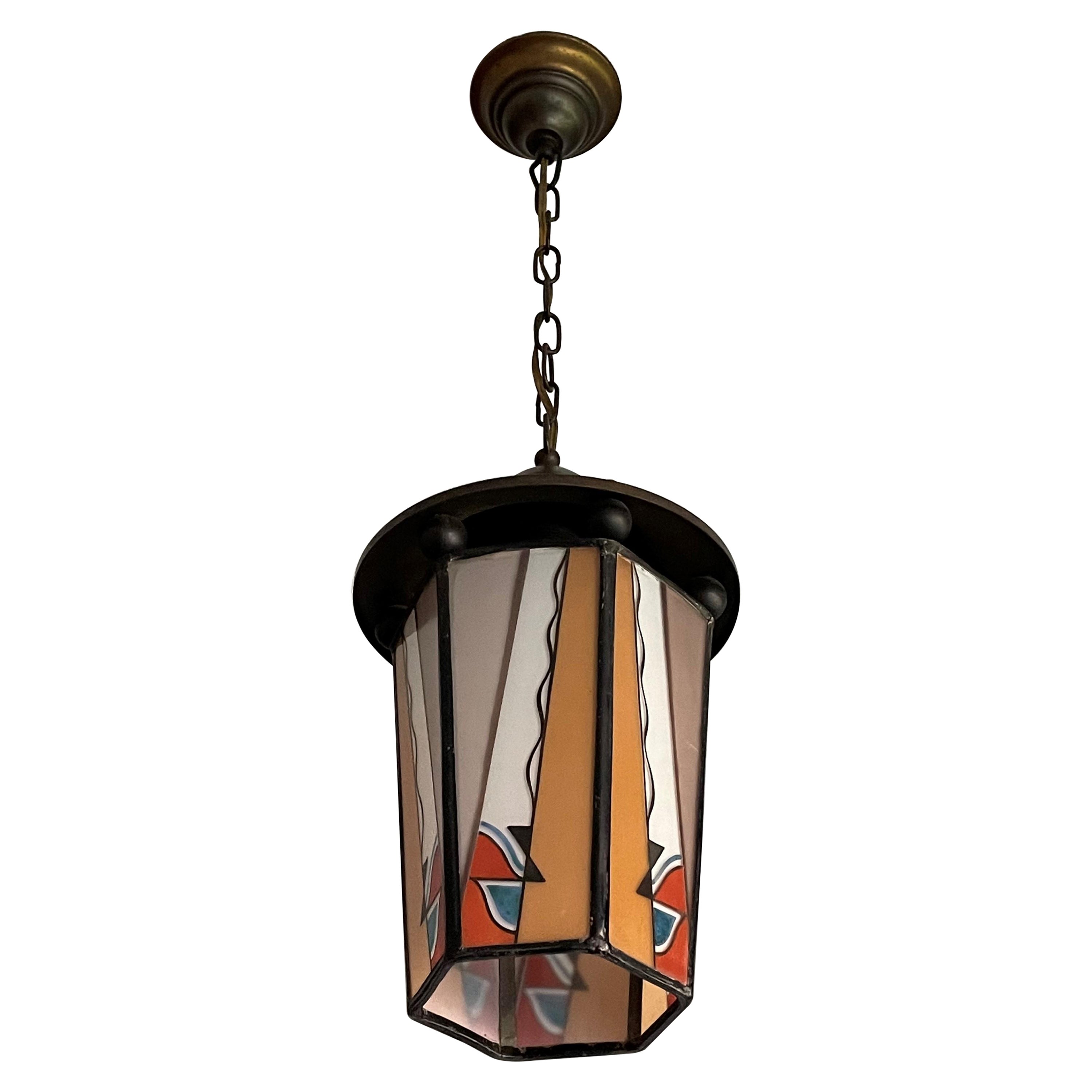 Lampe à suspension/lanterne hollandaise Arts & Crafts en laiton et verre opalin peint au feu