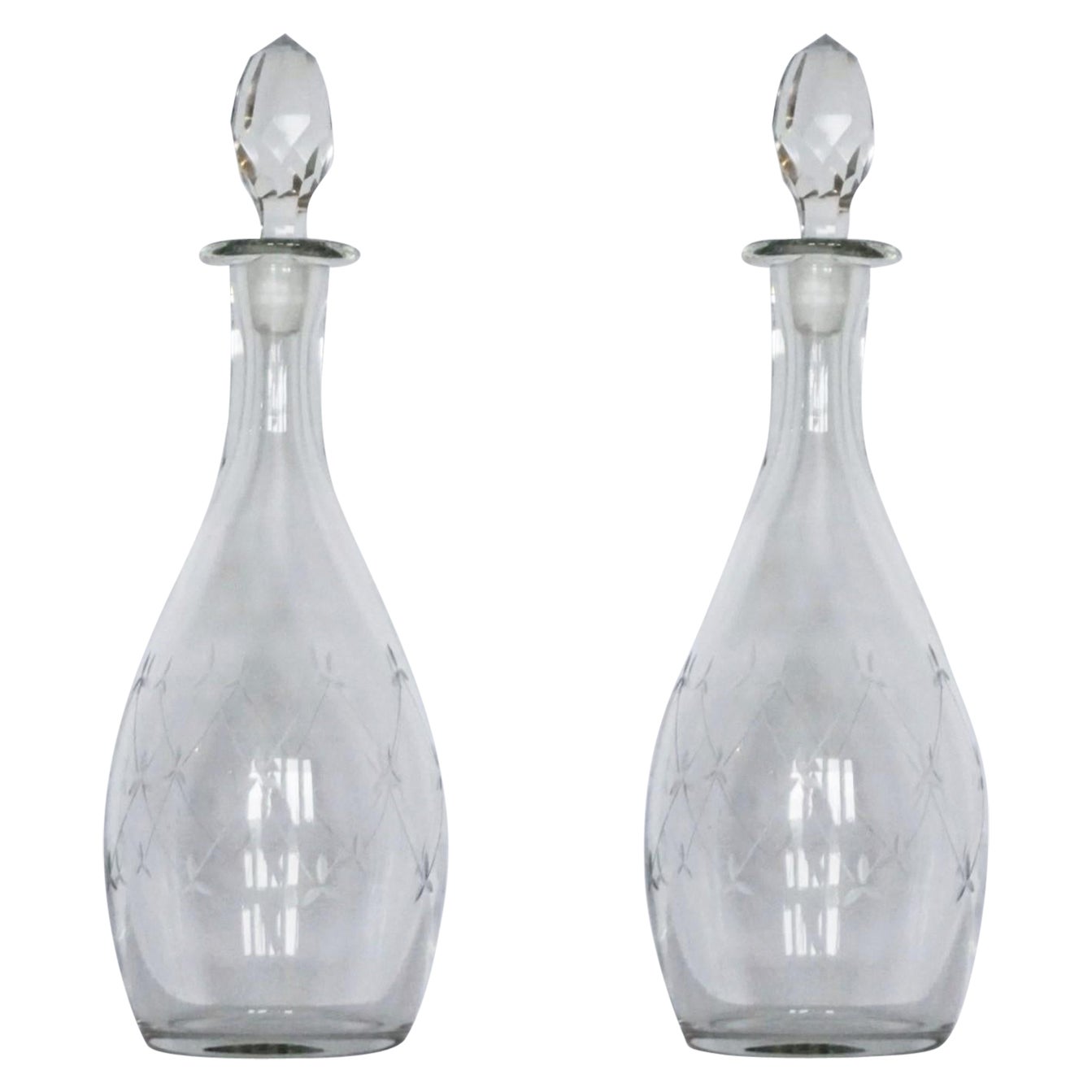 Paar viktorianische mundgeblasene, gravierte Kristallkaraffen, um 1860-1870 im Angebot