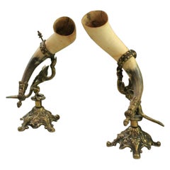 Ancienne paire de trophées à cornes buvant des cornes de chasse Statue de dragons de la Renaissance en laiton
