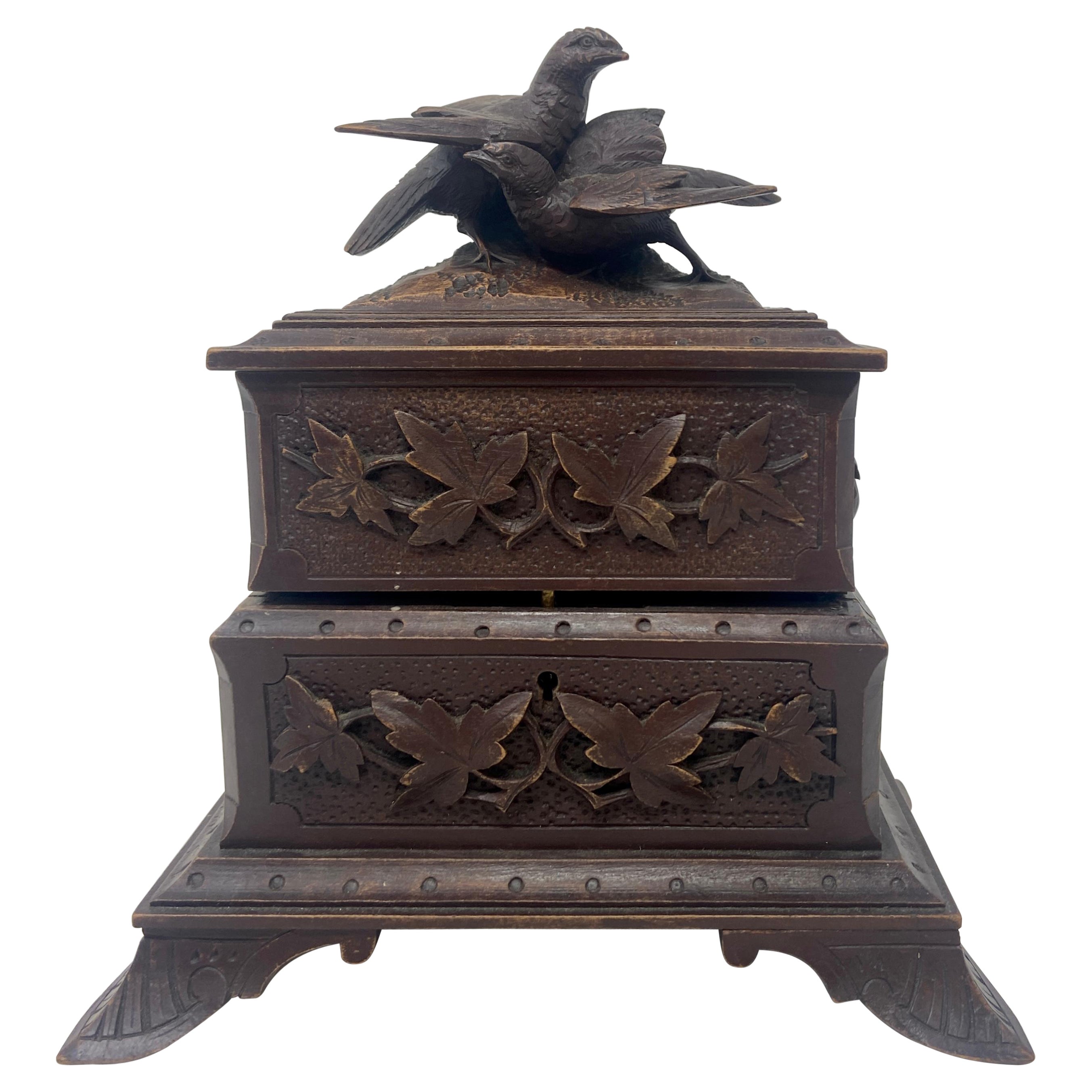 Antiguo joyero francés de nogal tallado, circa 1880-1890