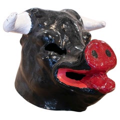 Máscara de fiesta de papel maché pintada a mano con cabeza de toro español de los años 50