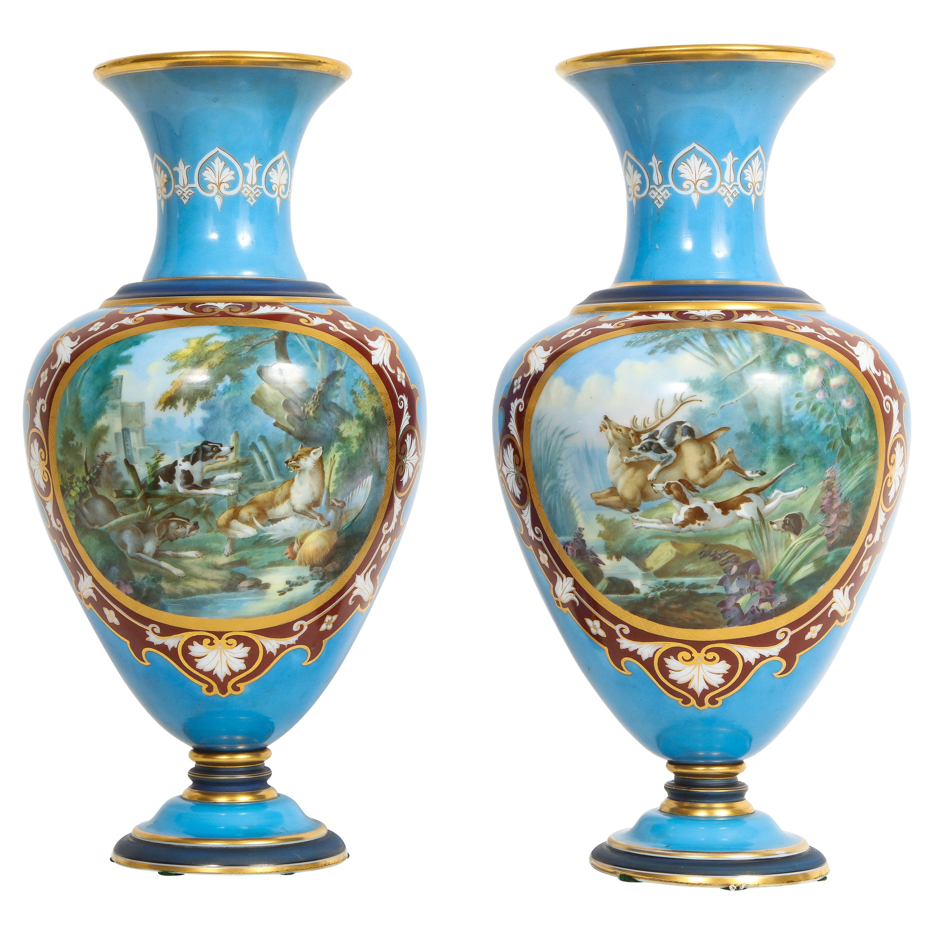 Paire de vases français du 19ème siècle en opaline émaillée de Baccarat représentant des scènes de chasse en vente