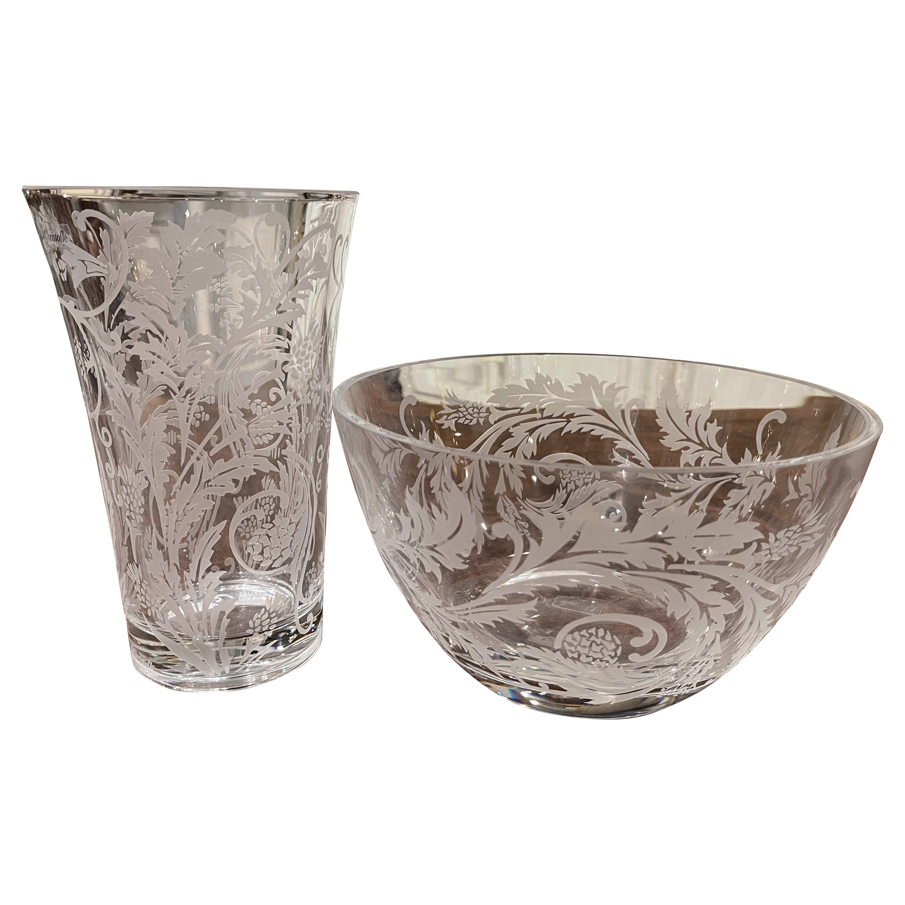 Paire de vases et de bols en cristal transparent taillé et dépoli avec motifs de vignes