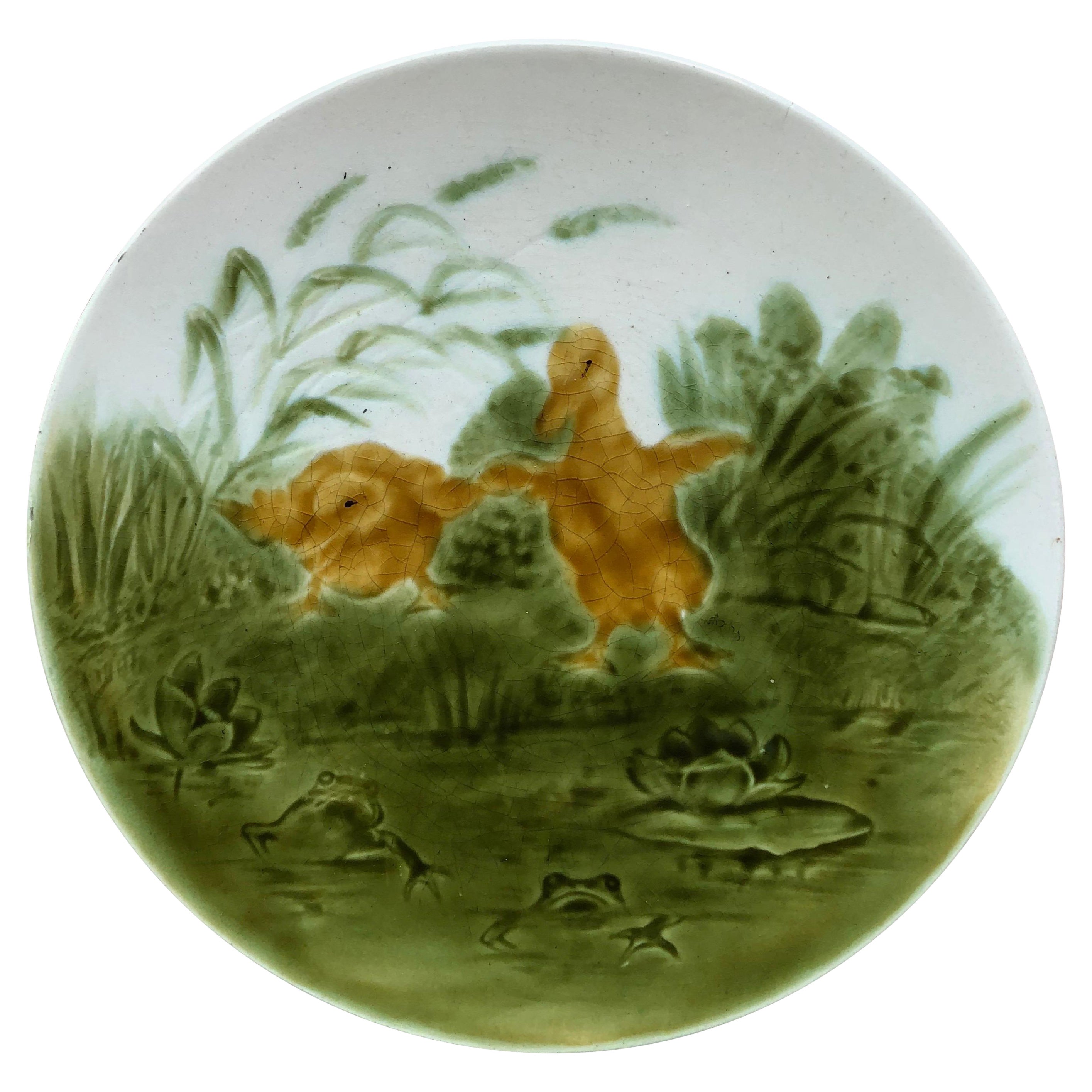 Plato de mayólica francesa Patitos con ranas Sarreguemines, hacia 1890