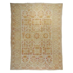 Tapis d'Oushak ancien ivoire de la collection Zabihi