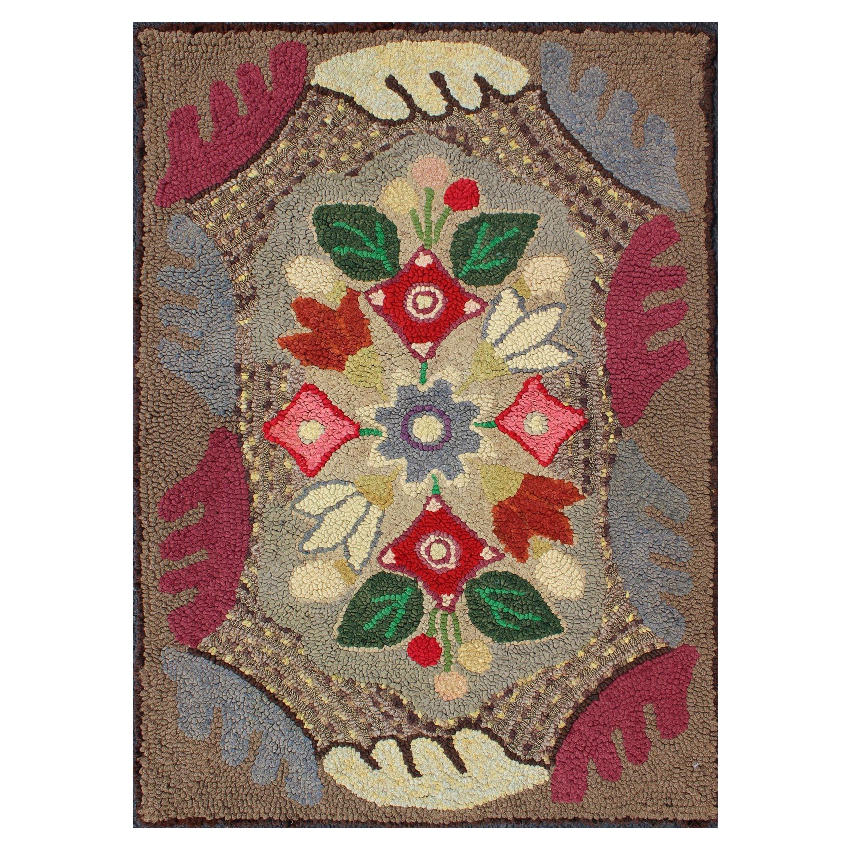 Ancien tapis américain à capuche à motifs floraux multicolores marron clair, vert, jaune