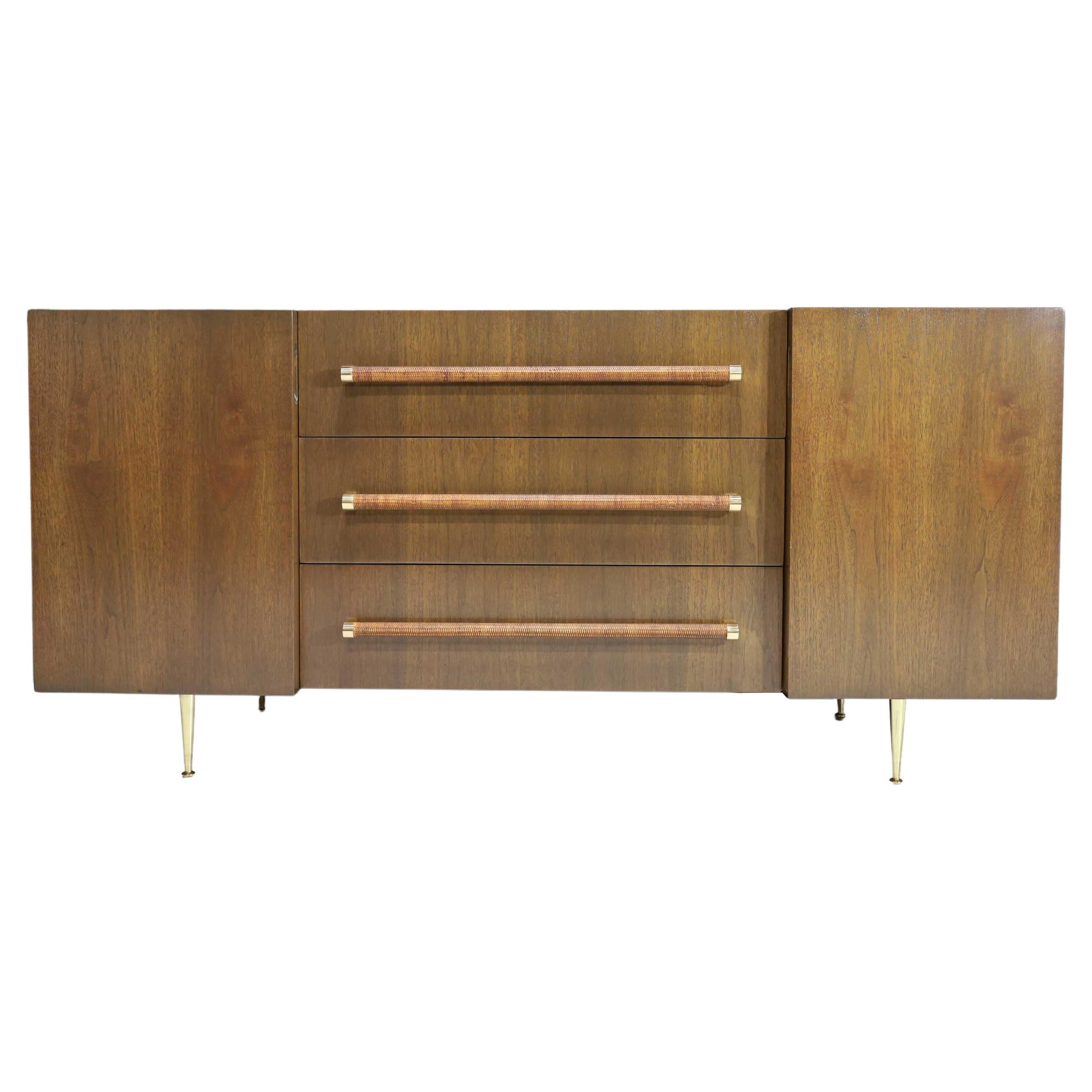 T.H. Rare buffet ou meuble de rangement Robsjohn-Gibbings en noyer, rotin et laiton