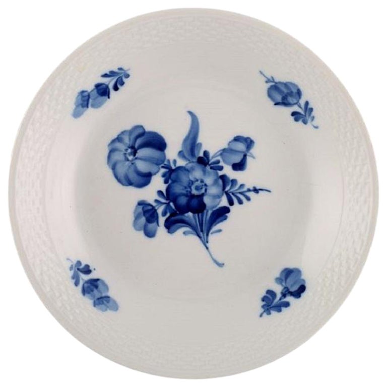 Royal Copenhagen Blaue geflochtene Schale mit Blumenmotiv, Modellnummer 10/8155