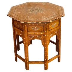 Table à thé pliante octogonale en os incrusté d'origine anglo-indienne des années 1950