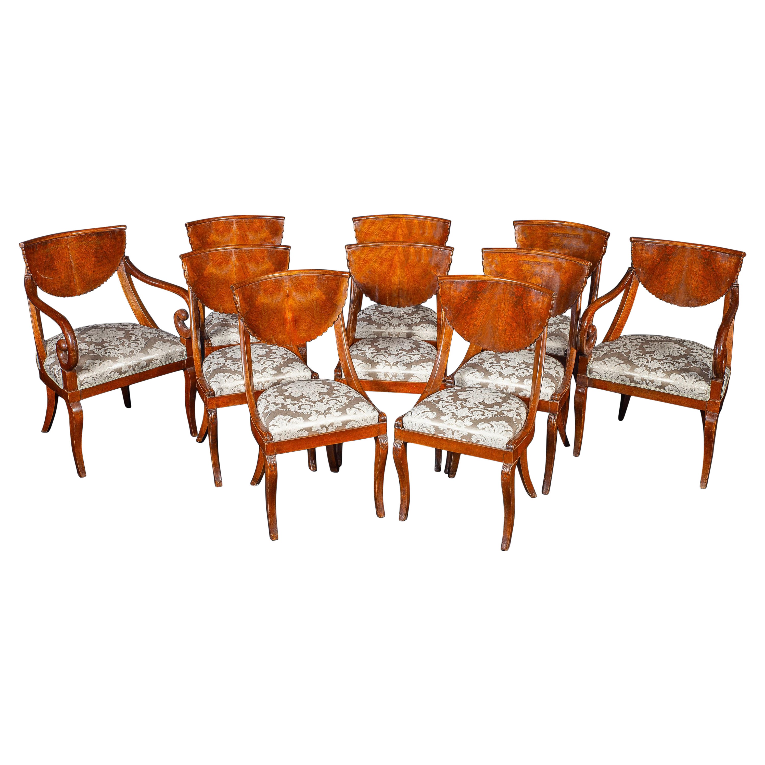 Ensemble de huit chaises et une paire de fauteuils de salle à manger italiennes de qualité, 1790