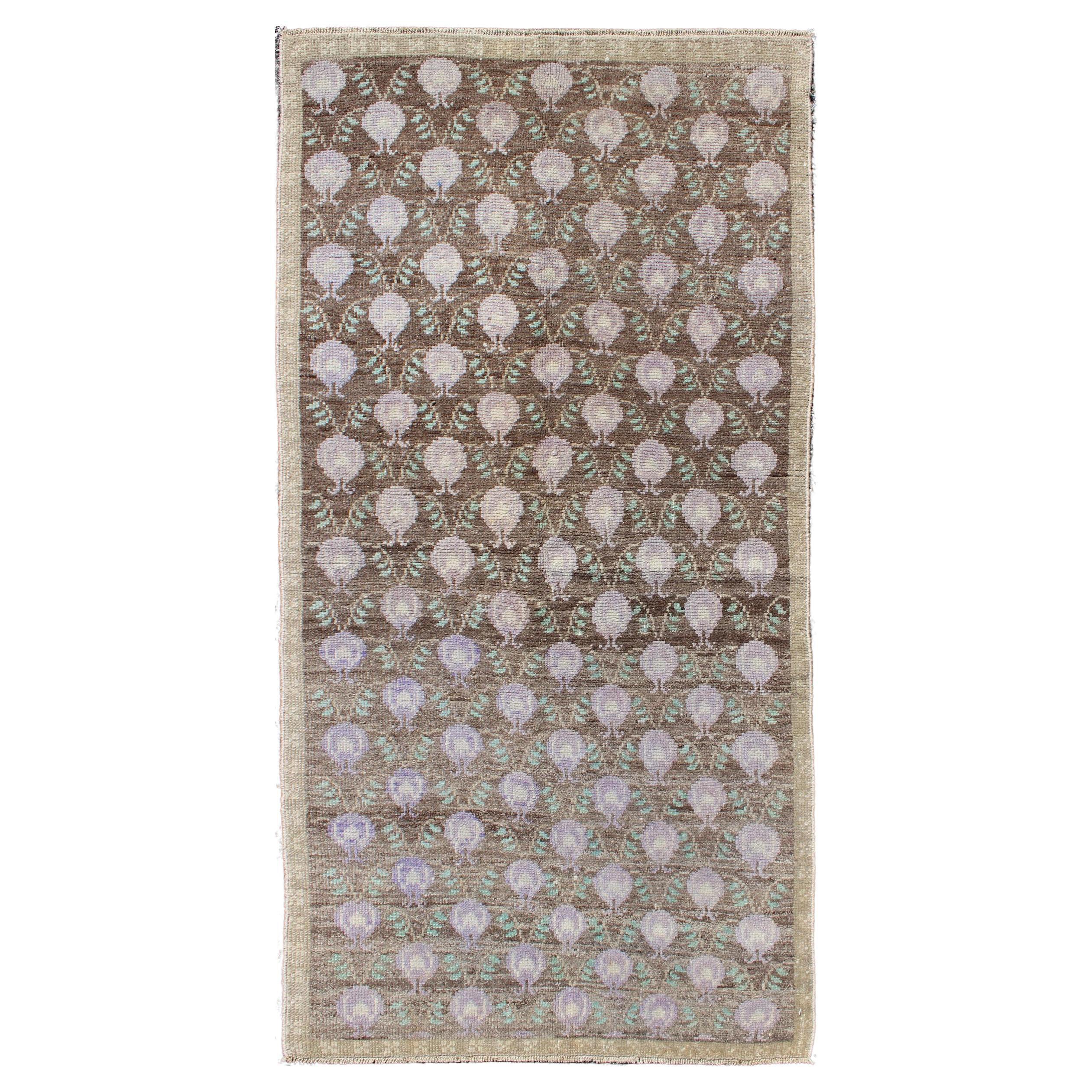 Türkischer Tulu-Vintage-Teppich in Braun, Grün und Lavendel mit Gitterwerk