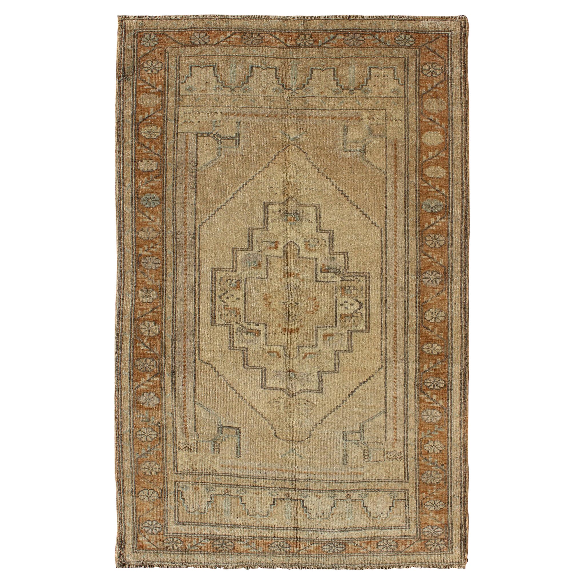 Tapis turc vintage Oushak avec motif de médaillon en camel, taupe, vert et brun