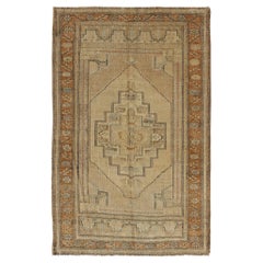 Tapis turc vintage Oushak avec motif de médaillon en camel, taupe, vert et brun