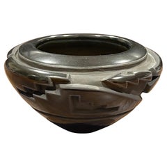 Geometrische Santa Clara Pueblo-Vase aus schwarzem Besteck von Orville & Effie Garcia