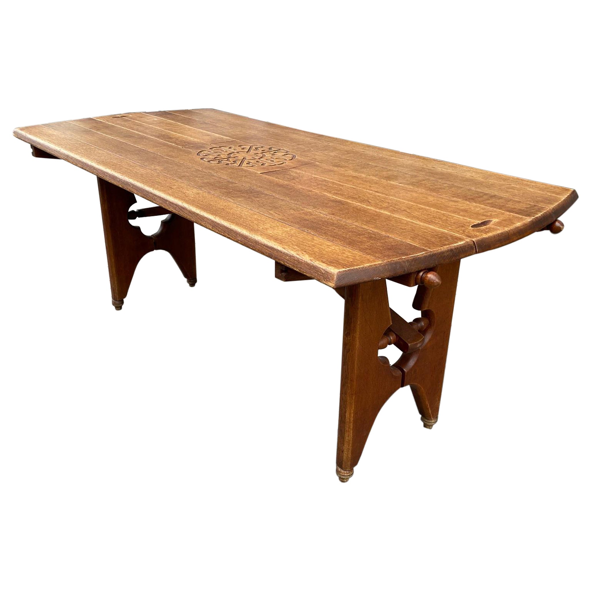 Guillerme et Chambron, Table en chêne avec 2 tiroirs coulissants sous le plateau, vers 1970 en vente