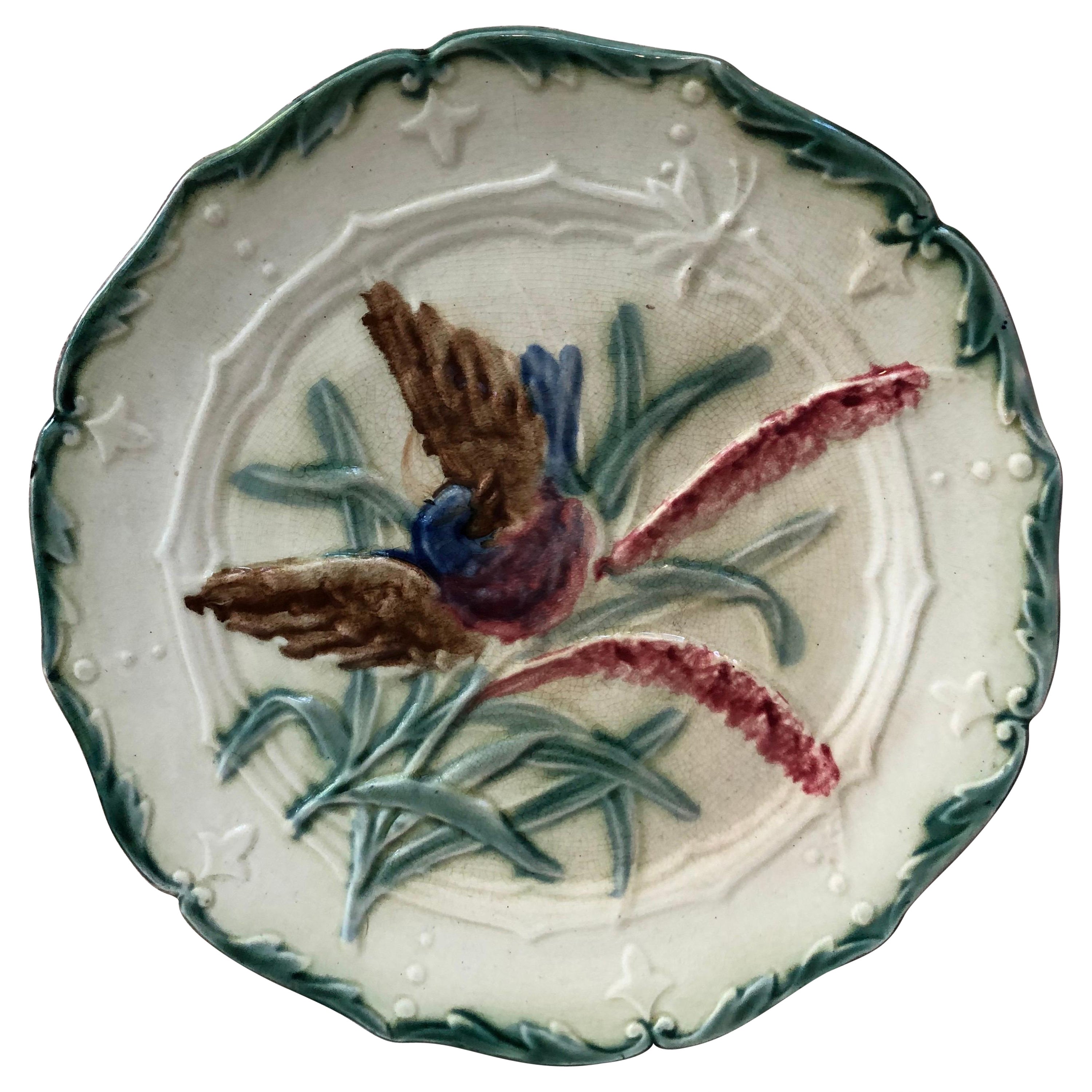 Assiette à oiseaux en majolique Saint Amand, vers 1890