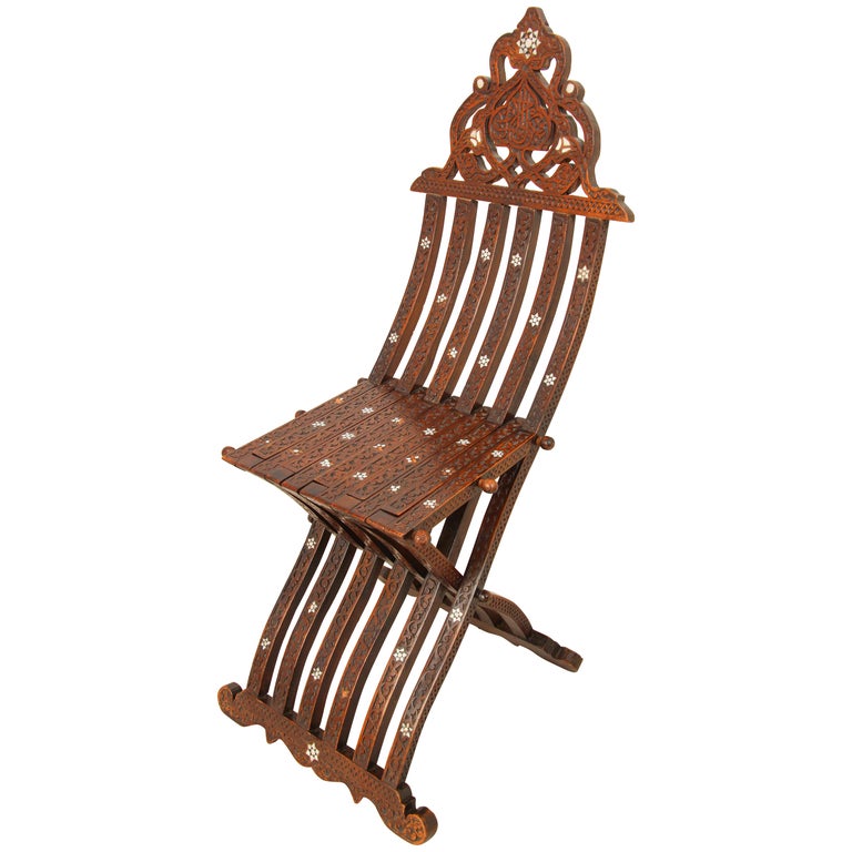 Marokkanischer klappbarer Stuhl mit Muschel-Intarsien aus dem Nahen Osten  des 19. Jahrhunderts im Angebot bei 1stDibs