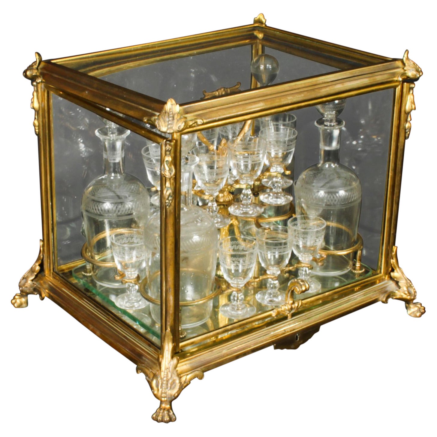 Antique Bacarrat français en bronze doré avec verre Tantale Cave a Liqueur 19ème siècle en vente
