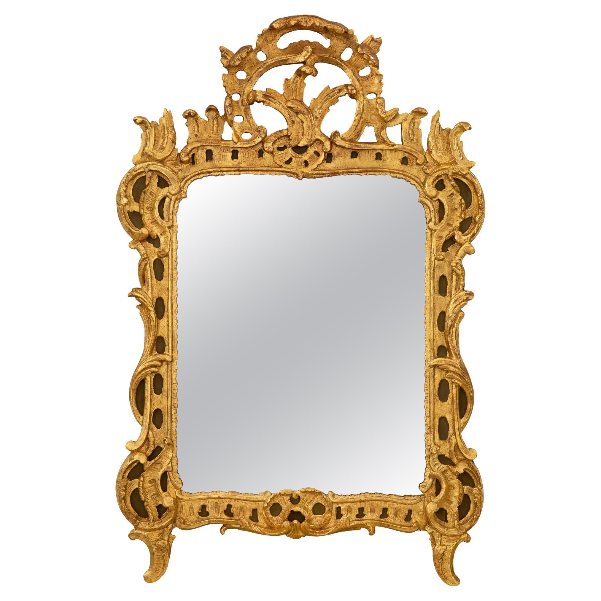 Miroir en bois doré français du XVIIIe siècle de la période de la Rgence