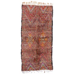 Tapis berbère marocain vintage de la guilde Beni M'Guild avec style tribal boho chic