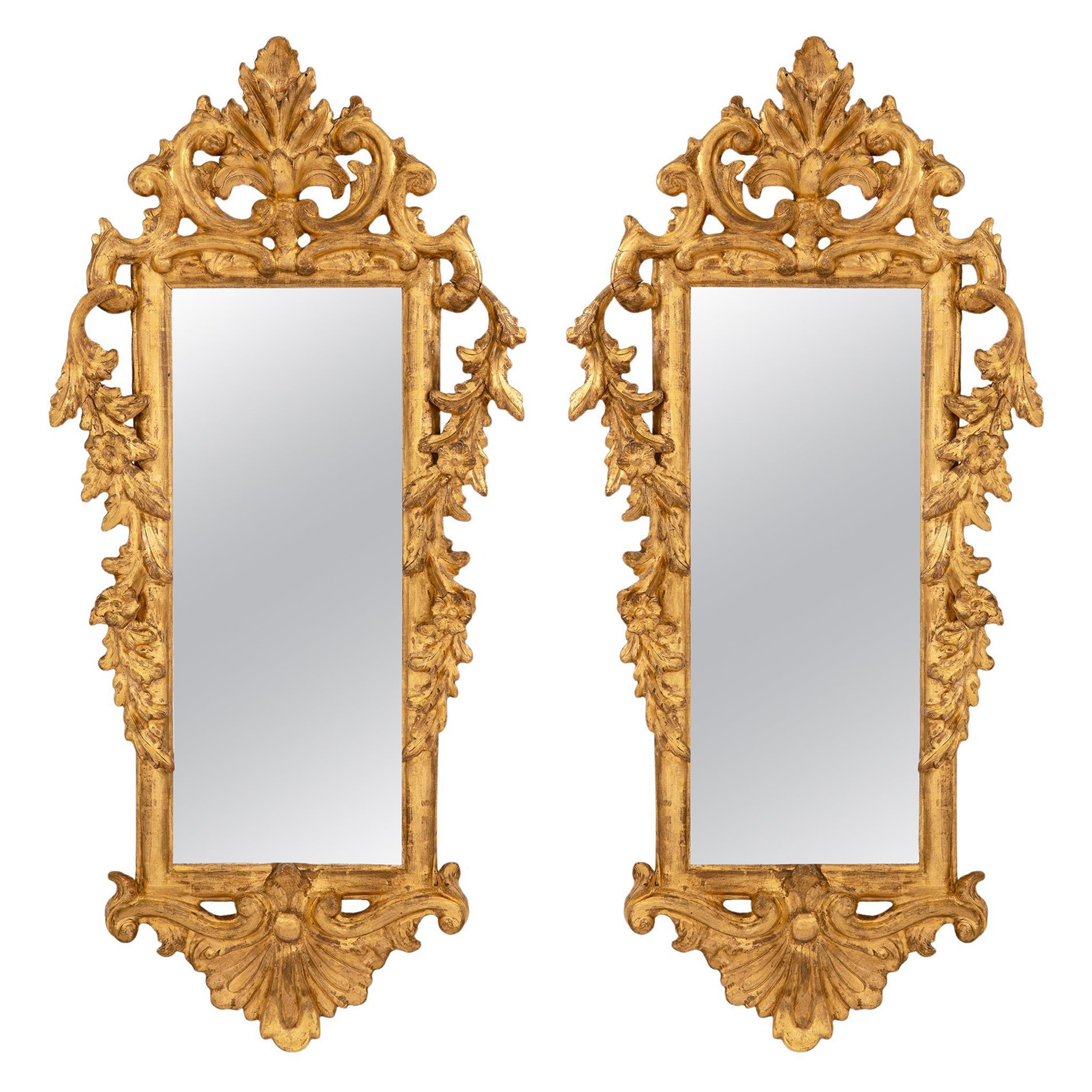 Paire de miroirs italiens de style rococo du 18ème siècle en bois doré en vente