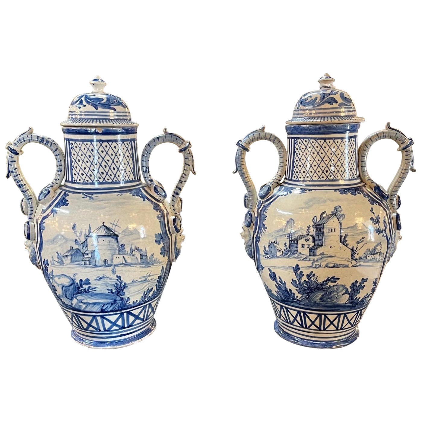 Paar antike blaue und weiße Vasen